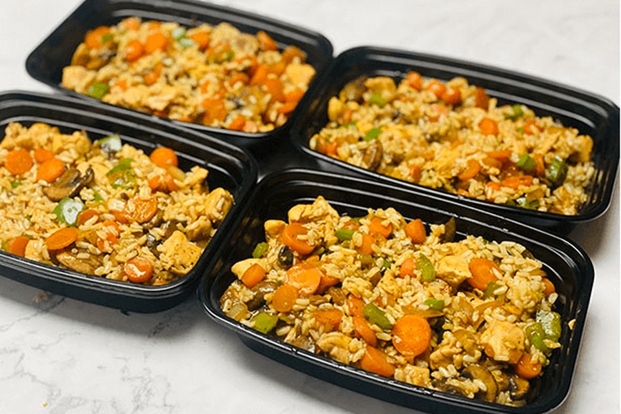 vier Meal Prep Behälter mit Wok-Teriyaki-Hähnchen