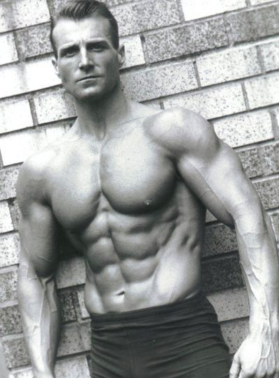 Tom Venuto zeigt seine Bauchmuskeln bei 4,7% Körperfett