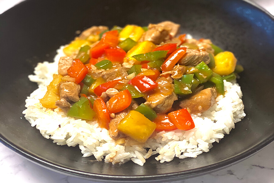 Gesundes süß-saures Schweinefilet aus der Pfanne mit Reis