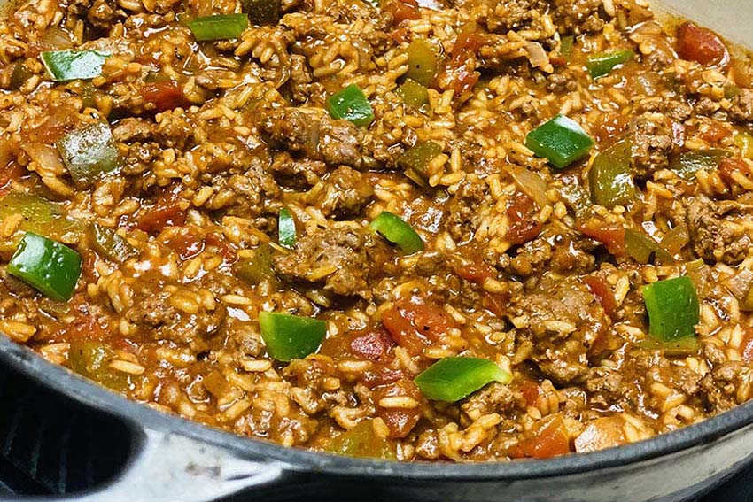 Eine Pfanne mit spanischem Eintopf mit Reis und Hackfleisch