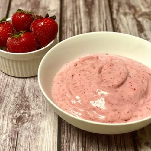 eine Schüssel mit cremigem Erdbeer-Protein-Eis