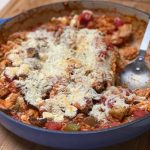 Pfanne mit überbackenem italienischem Hähnchen und Reis (Eintopf)