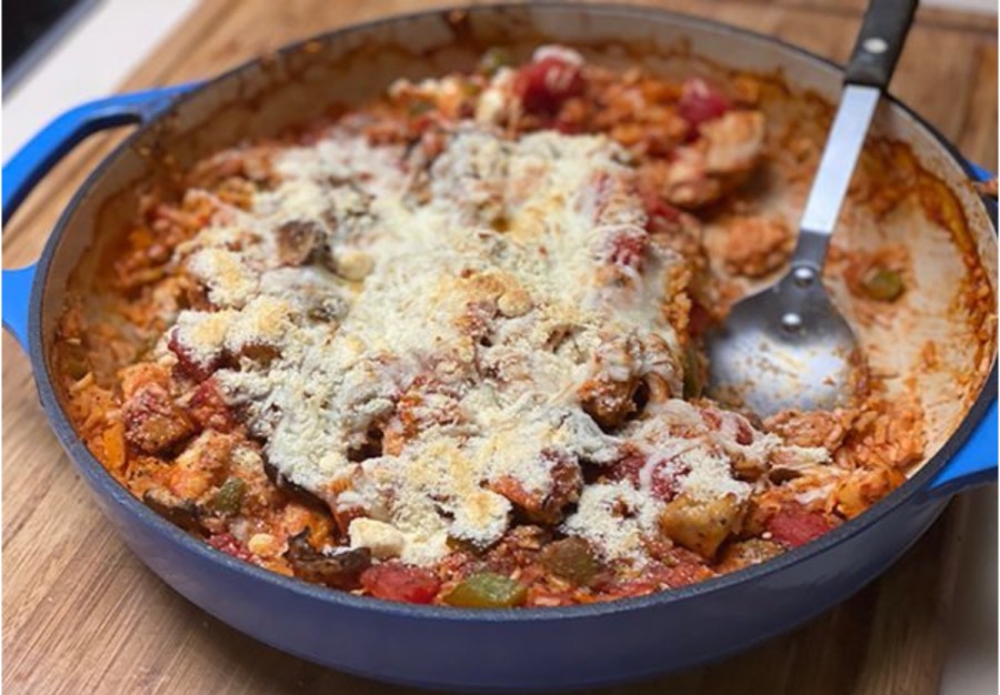 Pfanne mit überbackenem italienischem Hähnchen und Reis (Eintopf)