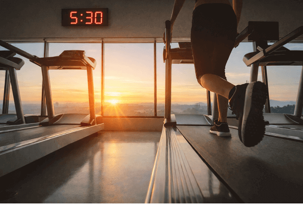 Frau macht morgens fasted Cardio auf dem Laufband