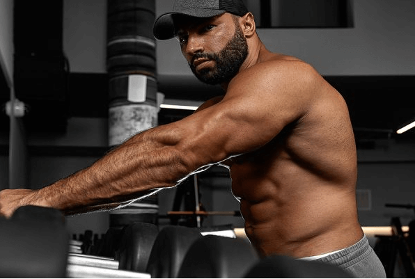 ein Mann, der einen Rest-Pause-Satz durchführt