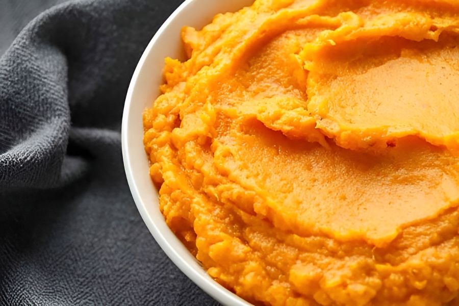 Teil einer Schüssel Süßkartoffelpüree