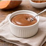 eine Schüssel Süßkartoffel-Schokoladen Proteinpudding mit einem Löffel darin