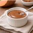 eine Schüssel Süßkartoffel-Schokoladen Proteinpudding mit einem Löffel darin