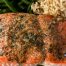 Nahaufnahme von Lachs aus dem Ofen mit Knoblauch und Dill