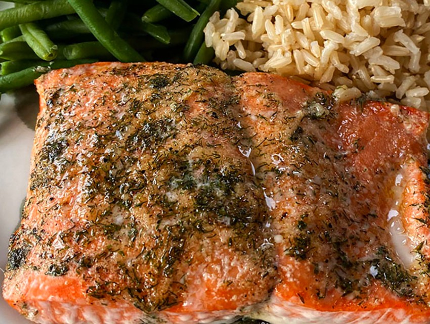 Nahaufnahme von Lachs aus dem Ofen mit Knoblauch und Dill