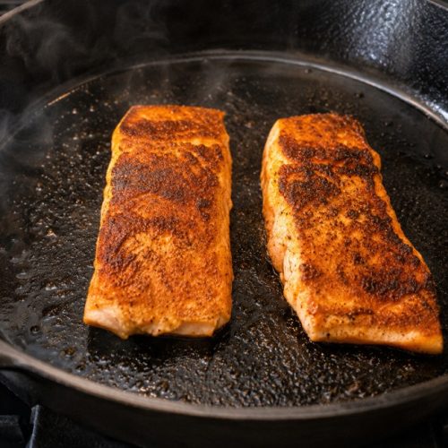 Knusprig gebratener Lachs aus der Gusseisenpfanne