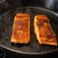 Knusprig gebratener Lachs aus der Gusseisenpfanne