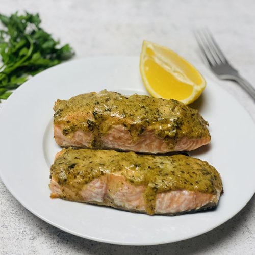 Senf-Lachs aus dem Ofen auf einem Teller