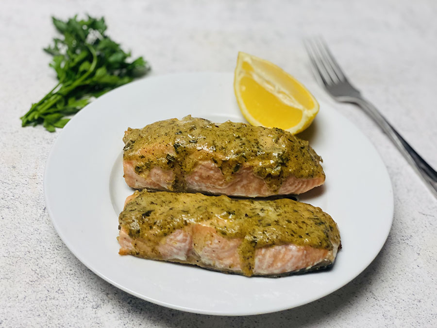 Senf-Lachs aus dem Ofen auf einem Teller