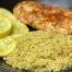 Ein Teller mit Kokos-Curry-Reis, Gemüse und Hähnchen