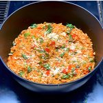 Eine Schüssel italienischer Reis mit Tomaten und roter Paprika