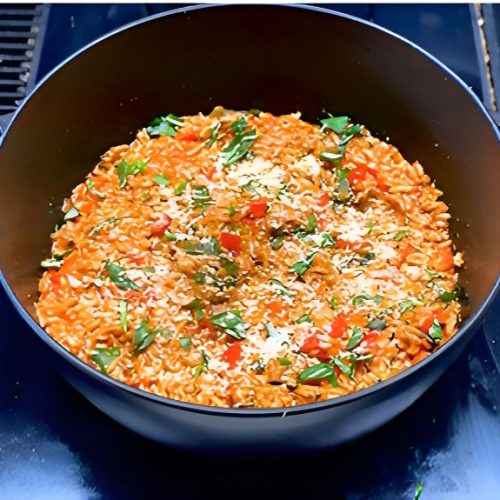 Eine Schüssel italienischer Reis mit Tomaten und roter Paprika