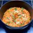 Eine Schüssel italienischer Reis mit Tomaten und roter Paprika