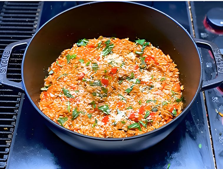 Eine Schüssel italienischer Reis mit Tomaten und roter Paprika