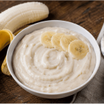 Eine Schüssel Bananencremepudding mit frischer Bananengarnitur