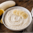 Eine Schüssel Bananencremepudding mit frischer Bananengarnitur