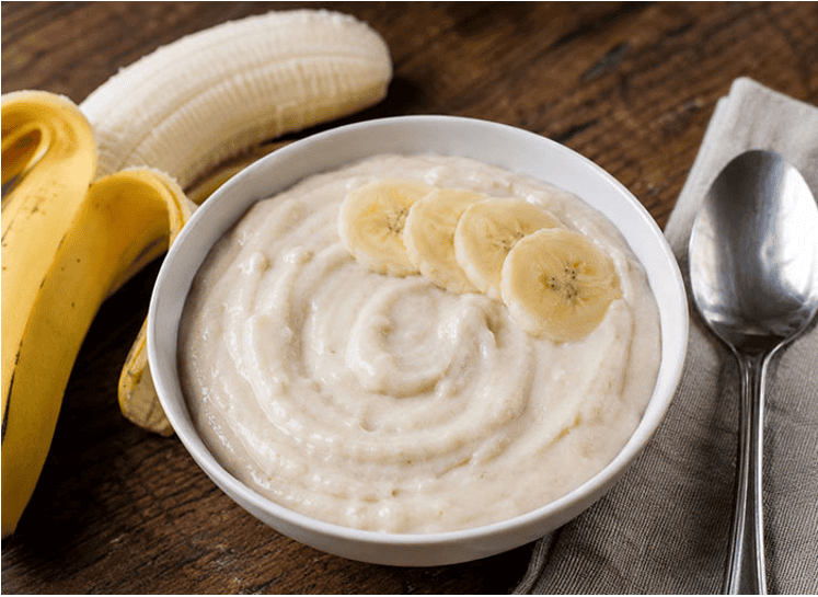 Eine Schüssel Bananencremepudding mit frischer Bananengarnitur