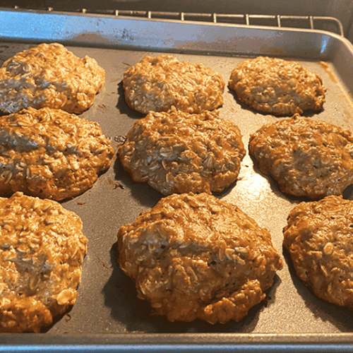 Ein Blech mit doppelten Bananen-Hafer-Protein-Keksen im Ofen backen