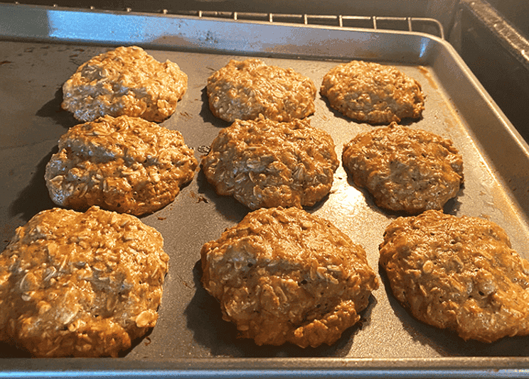 Ein Blech mit doppelten Bananen-Hafer-Protein-Keksen im Ofen backen