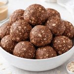 eine Schüssel mit Schokoladen-Erdnuss-Butterkugeln