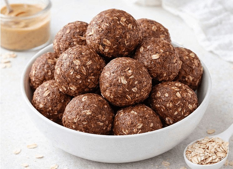 eine Schüssel mit Schokoladen-Erdnuss-Butterkugeln