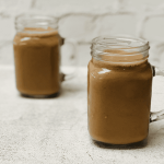 Zwei Gläser Schokoladen-Erdnuss-Butter-Smoothie