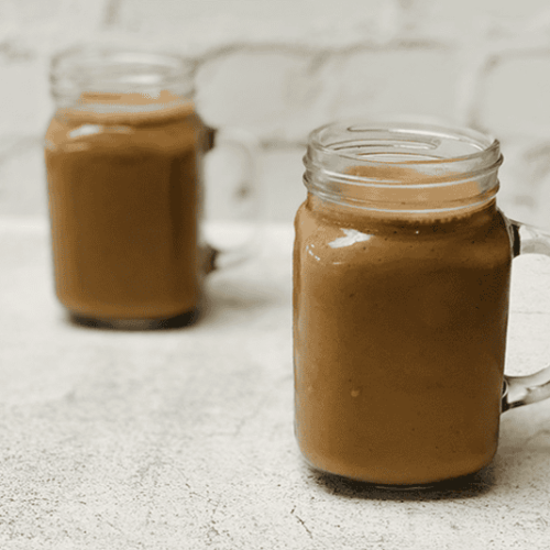 Zwei Gläser Schokoladen-Erdnuss-Butter-Smoothie