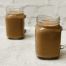 Zwei Gläser Schokoladen-Erdnuss-Butter-Smoothie