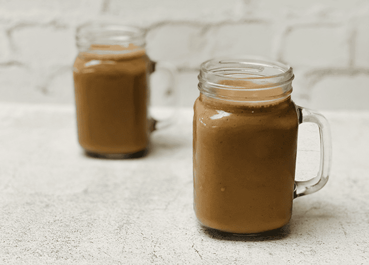 Zwei Gläser Schokoladen-Erdnuss-Butter-Smoothie