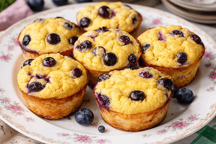 ein Teller mit sechs Zitronen-Blaubeer-Protein-Muffins