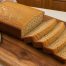 Bananenbrot auf einem Holzbrett mit vier Scheiben