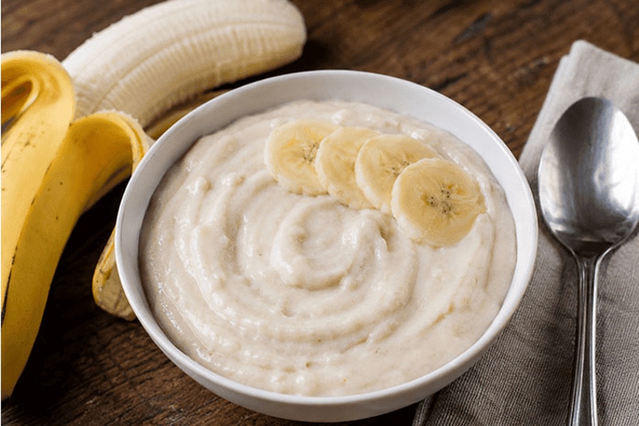 Eine Schüssel Bananencreme-Pudding mit einer frischen Banane