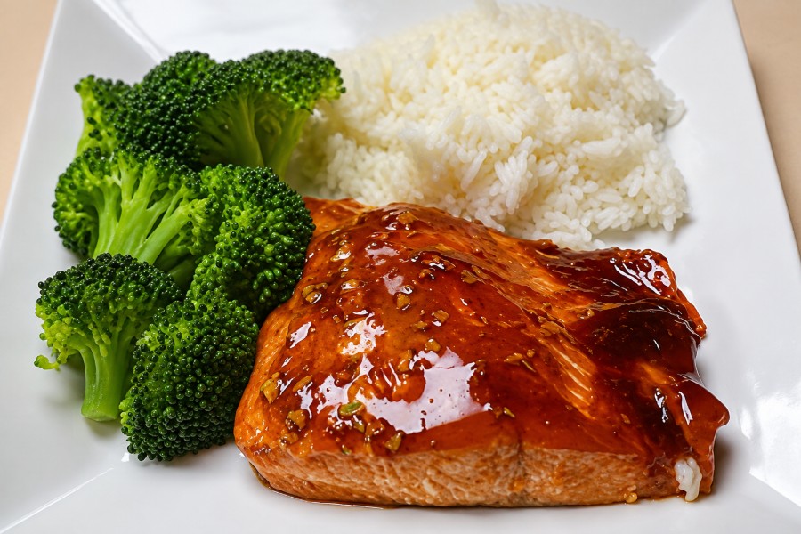 Teriyaki-Lachs aus dem Ofen mit Reis und Brokkoli