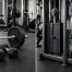 Fitnessstudio mit Langhantel und Kabelzuggerät