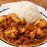Kalorienarmes Hähnchencurry mit Basmatireis auf einem weißen Teller