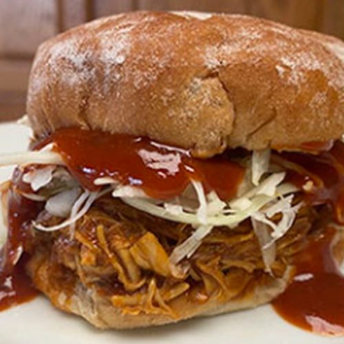 Ein Sandwich mit BBQ-Pulled-Chicken aus dem Slow Cooker