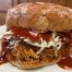 Ein Sandwich mit BBQ-Pulled-Chicken aus dem Slow Cooker
