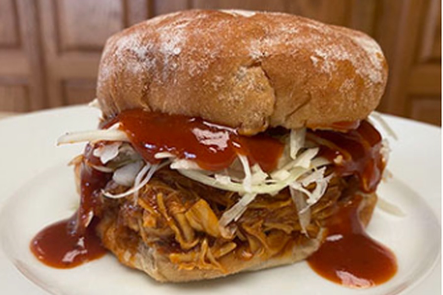 Ein Sandwich mit BBQ-Pulled-Chicken aus dem Slow Cooker